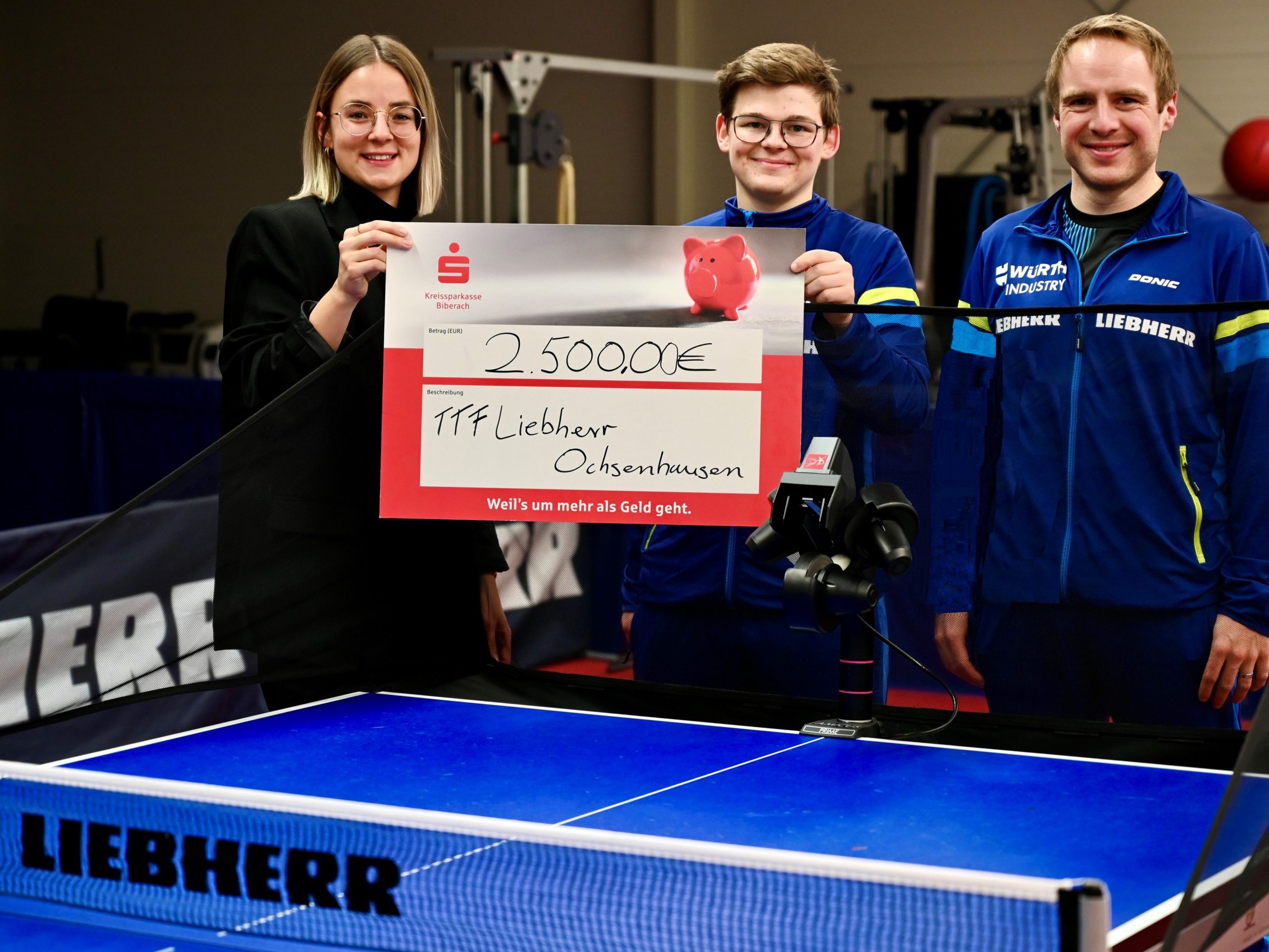Ballroboter für die Tischtennisfreunde in Ochsenhausen übergeben